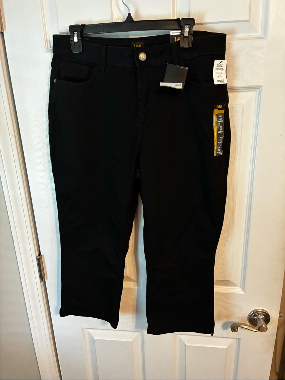 Lee Legendary Style Mid Rise Capri Pants In Black
